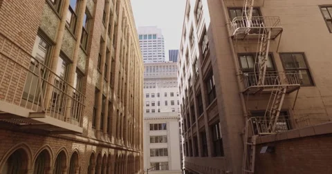 Drone Flying down between tight buildings Vidéo 67651708