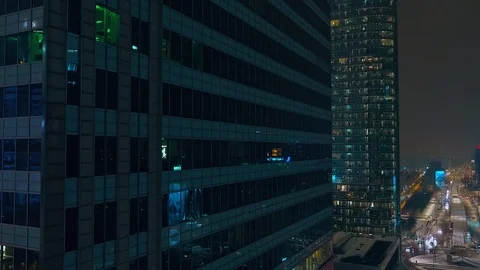 The drone is flying down a modern, glazed skyscraper. 스톡 동영상 108571676