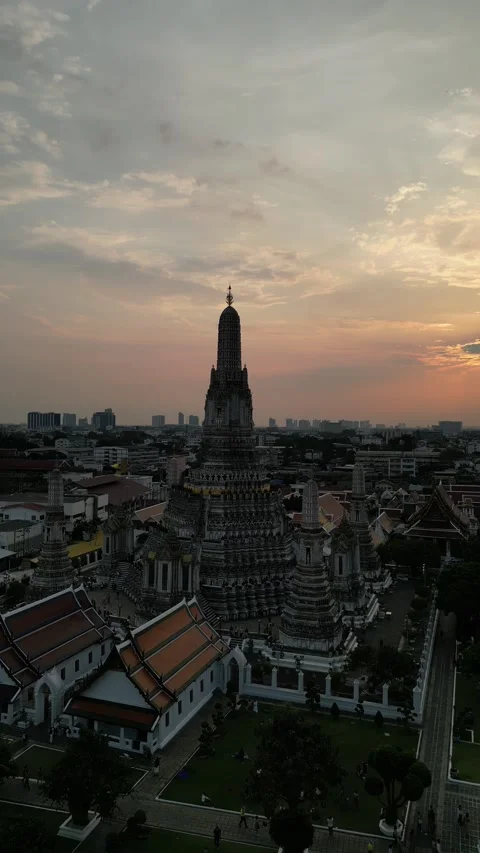 Drone Flying Down Wat Arun Temple in Bangkok, Thailand Stock Footage 335256012