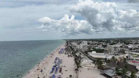 Drone flying forward along the crowded beach of Progreso, Yucatán, showing 库存影片 321452967