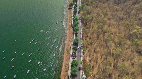 Drone Flying Forward Along Upper Lake Shoreline with Tilt Up Revealing Bhopal 库存影片 336809138