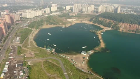 Drone flying forward and tilting down over lake Stockbeeldmateriaal 325134056