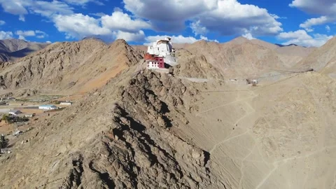 Drone flying forward and up toward Namgyal Tsemo Gompa in Leh India. Stock-Footage 336331056