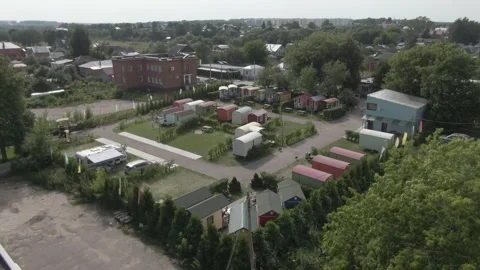 Drone flying forward descending over campsite cabins Stock-Footage 333954998