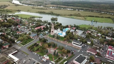 Drone flying forward down toward cathedral complex Vidéo 324824264