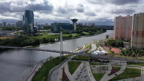 Drone flying forward over Pavshinsky bridge Vidéo 326361840