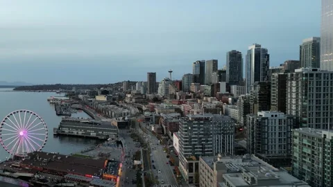 Drone Flying Forward Over Seattle Waterfront at Blue Hour Vídeo Stock 348416399