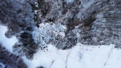 Drone Flying Forward Over Snowy Cliff Toward Scenic Viewpoint 스톡 동영상 329558172