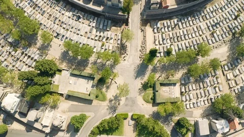 Drone flying forward over tombs quiet big city cemetery bird POV, daylight Vídeo Stock 118369256