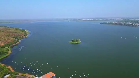 Drone Flying Forward Over Upper Lake Island and Waterfront in Bhopal Vidéo 336809290