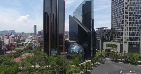 Drone flying front building of the Mexican Stock Exchange Reforma Mexico City Vidéo 74628728
