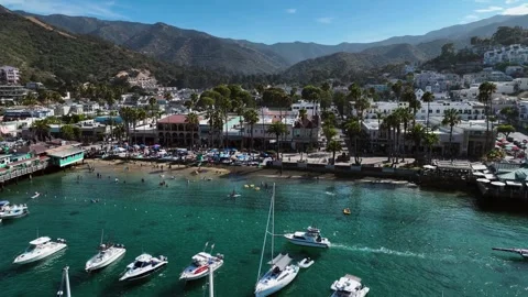Drone flying in front of the seafront of downtown Catalina Avalon, USA Stockbeeldmateriaal 345107183