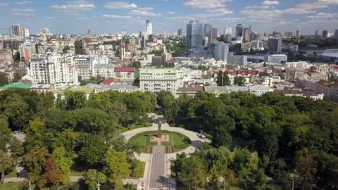 Drone flying in front of Taras Shevchenko National University of Kyiv, Taras 動画素材 114676567