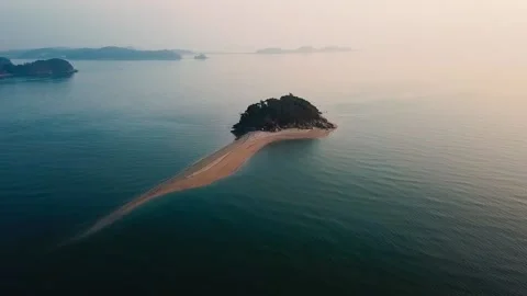 Drone flying to the island Video stock 171973589