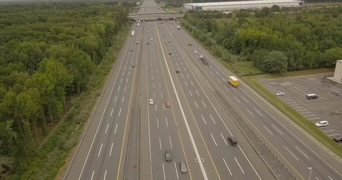 Drone flying left to right over NJ turnpike 스톡 동영상 95040100