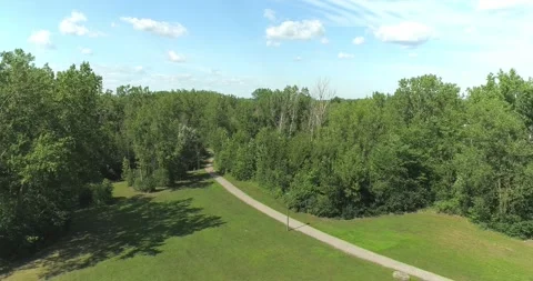 Drone flying in mid-air over a public park, over the green grass and showin.. 動画素材 295163470
