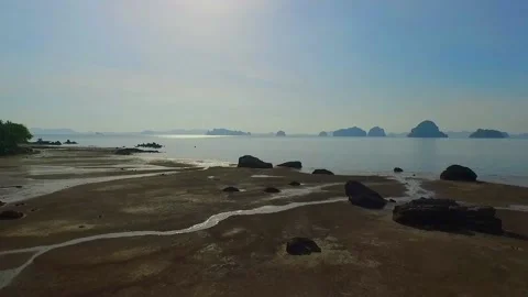 Drone flying to the ocean openning scene 库存影片 146271185
