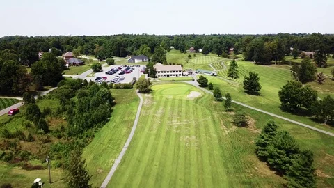 Drone flying over 18th hole leading to clubhouse Vídeo Stock 79667345