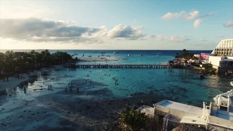 Drone flying over the beach in Isla Mujeres Mexico Vidéo 72412972