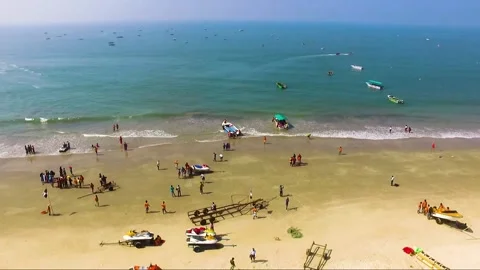 A drone flying over the beautiful beach of Colva in south Goa, India. Video stock 172011902