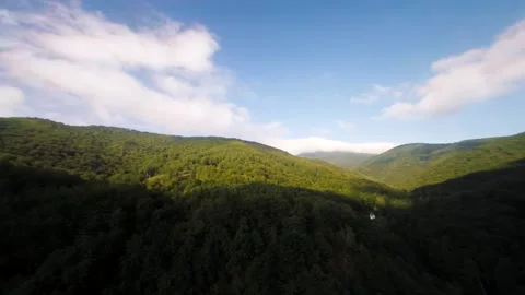 Drone flying over the beautiful forest area of northern Spain Vidéo 159973412