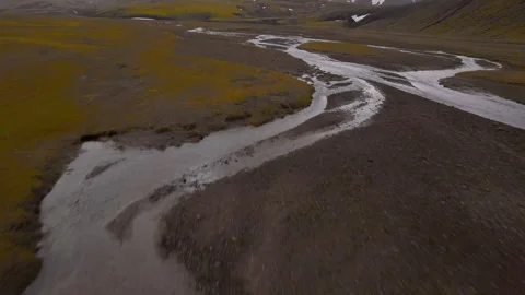 Drone flying over braided river valley in Icelandic Highlands Vídeos de archivo 330269592