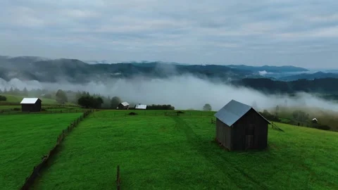 Drone Flying Over Cabin and Hills in Bucovina Vidéo 289577670