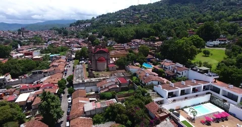 Drone flying over Cathedral of Valle de Bravo Mexico State  Vidéo 78234434