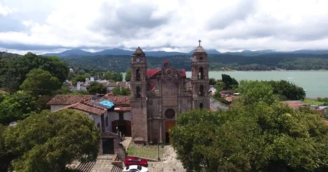 Drone flying over Cathedral of Valle de Bravo Mexico State  Vidéo 78234511