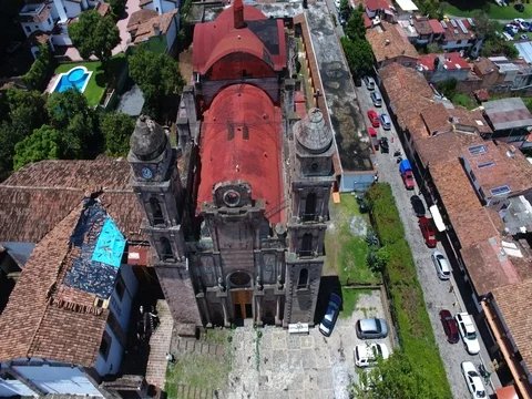 Drone flying over Cathedral of Valle de Bravo Mexico State  Vidéo 78234802