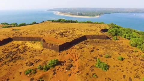 A drone flying over the Chapora fort during the day in Goa, India. Stock-Footage 172001663