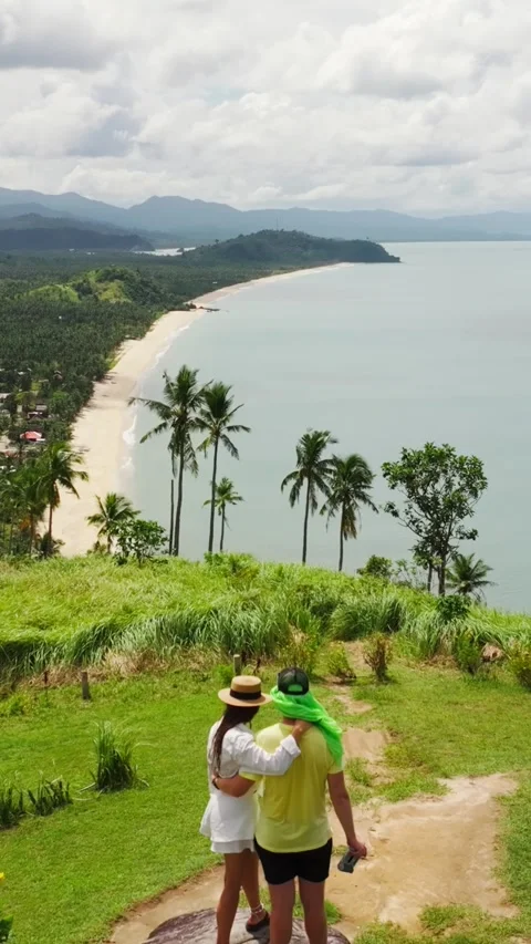 Drone Flying Over Couple At Ningning Viewpoint Palawan Vertical Scenic Shot Vídeo Stock 334727911