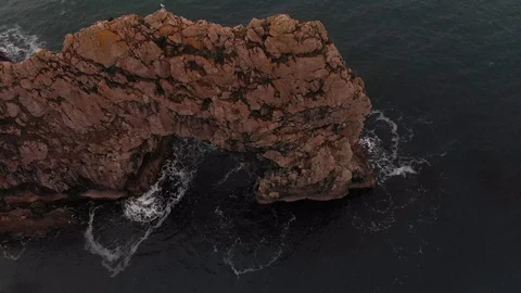 Drone Flying Over Durdle Door, Dorset As Waves Crash Against Rocks 스톡 동영상 106412191