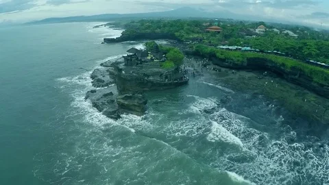 Drone flying over hindu temple Tanah Lot, Bali, Indonesia Vidéo 72575671