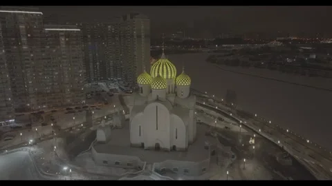 Drone flying over illuminated St. Nicholas Church and winter city park at night Vidéo 320308223