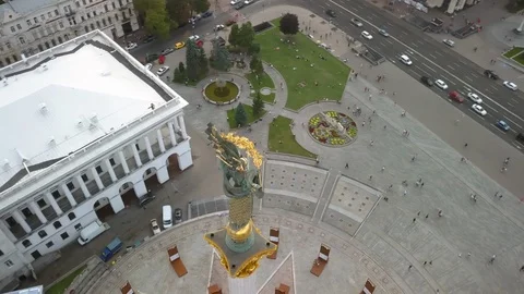 Drone flying over Kiev Independence Monument in city center 動画素材 114674608