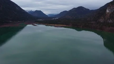 Drone flying over lake with mountains in the background Vídeos de archivo 229200426