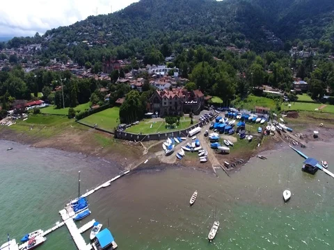 Drone flying over lake of Valle de Bravo in Mexico State Vidéo 78234464
