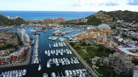Drone flying over Los Cabos bay, Mexico in luxurious hotel zone Vidéo 104797111