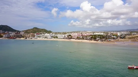 Drone flying over Los Cabos bay, Mexico in luxurious hotel zone Vidéo 104797400