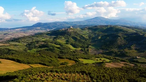 Drone flying over a magnificent authentic Italian village and green meadows. Aer Stock-Footage 121668517