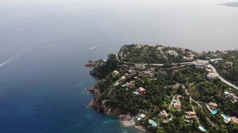Drone Flying Over Massif de l’Esterel Volcanic Landscape Revealing Coastline Vidéo 331661931