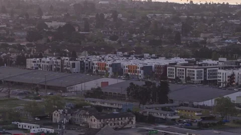 Drone flying over modern and old buildings in Alameda, California at sunrise Vidéo 332963464