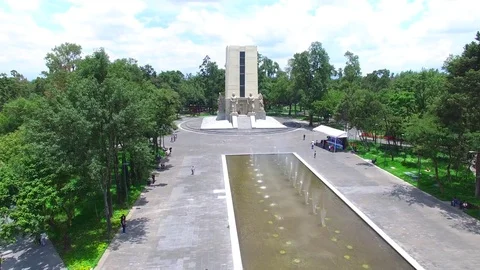 Drone flying over monument to Obregon in Mexico City Vidéo 74600736