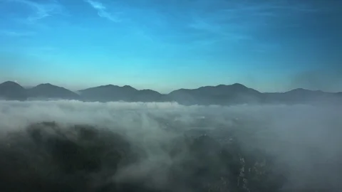 Drone Flying Over The Mountain with low lying clouds Vídeo Stock 100638482