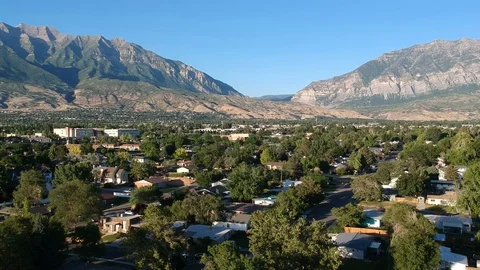 Drone flying over over Provo Utah, small city in the rocky mountains 스톡 동영상 91077089