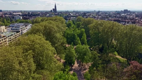 Drone flying over Parc du Contades with cathedral in background, Strasbourg 動画素材 336512976