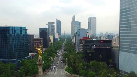 Drone flying over Paseo de la Reforma Mexico City Angel of Independence Vidéo 74626600