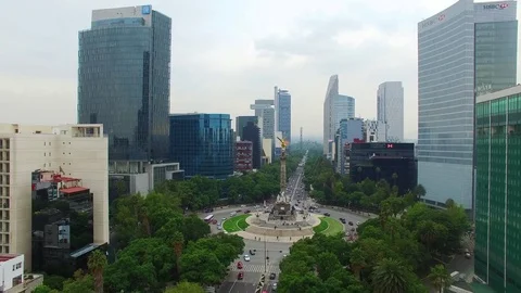 Drone flying over Paseo de la Reforma Mexico City Angel of Independence Vidéo 74626926