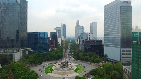 Drone flying over Paseo de la Reforma Mexico City Angel of Independence Vidéo 74627178